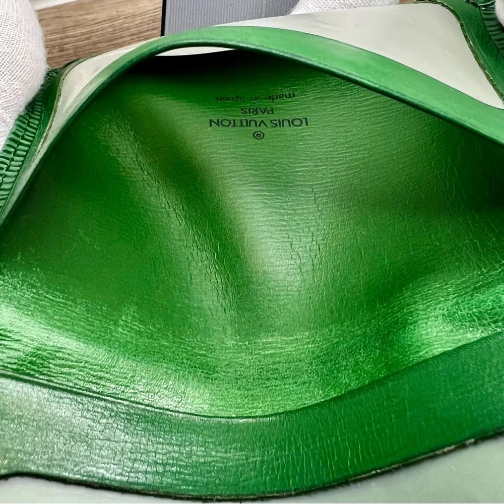 Louis Vuitton Vintage Porte 2 Cartes Vertical Wallet in Green Epi Leather